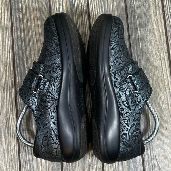 ALEGRIA Joleen Navy Swish Clog Shoe Slip On Tooled Floral Embossed Sz 40 Leather - Picture 6 of 9